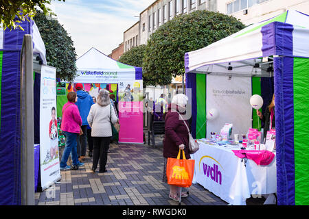 Leute einkaufen bei Besetzt Wakefield Essen, Trinken & Rhabarber Festival 2019, Besuch von bunten Markt handel Zelte oder Abwürgen - West Yorkshire, England, Großbritannien Stockfoto