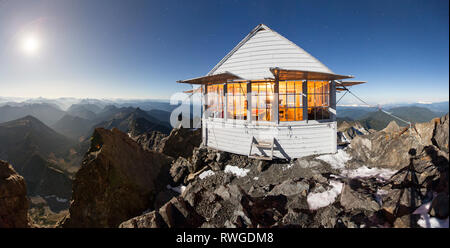 Die wiederhergestellten Fire lookout, 1932 gebaut, auf drei Finger Mountain in der Nähe von Seattle, Washington, USA. Stockfoto