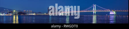 Gwangan Brücke und Wolkenkratzer in der Nacht. Busan, Südkorea Stockfoto