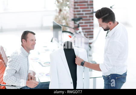 Menswear Designer im Studio arbeitet. Stockfoto