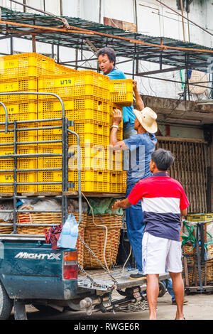 Bangkok, Thailand - 6. September 2009: Männer Kisten Verladen auf Lkw, Khlong Toei Markt. Der Markt ist der größte Wet Market in der Stadt. Stockfoto