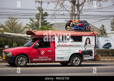 Chiangmai, Thailand - 18. Februar 2019: Rot taxi Chiang Mai. Service in der Stadt und um. Auf der straße Nr. 1001 8 km von Chiangmai. Stockfoto