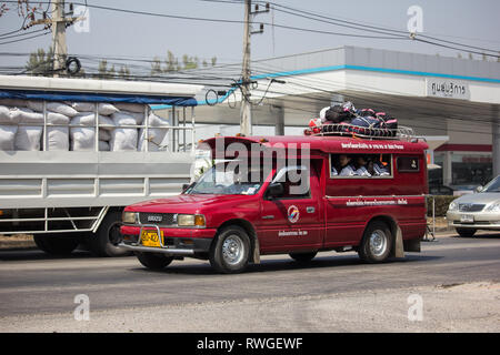 Chiangmai, Thailand - 18. Februar 2019: Rot taxi Chiang Mai. Service in der Stadt und um. Auf der straße Nr. 1001 8 km von Chiangmai. Stockfoto