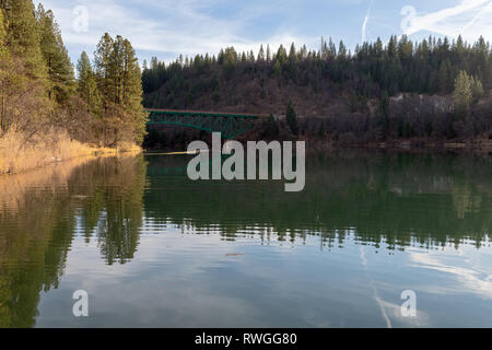 Die Autobahn 89 Brücke über Britton See McArthur Burney Falls Memorial State Park, Kalifornien, USA Stockfoto