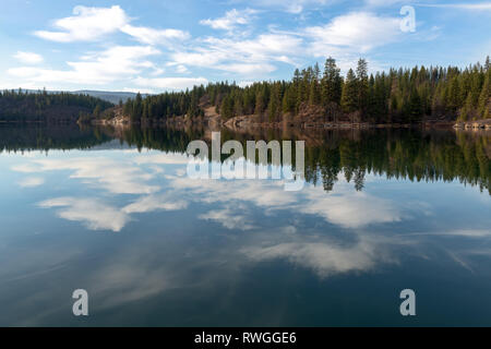 Bäume und Wolken im See Britton in McArthur Burney Falls Memorial State Park, Kalifornien, USA wider Stockfoto