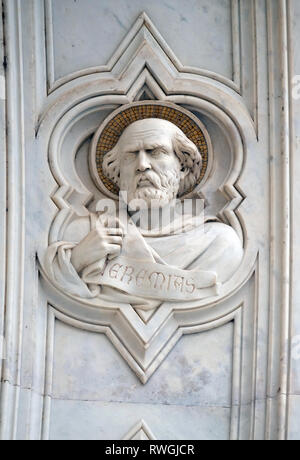 Jeremia, Relief an der Fassade der Basilika von Santa Croce (Basilika des Heiligen Kreuzes) - berühmte Franziskanerkirche in Florenz, Italien Stockfoto