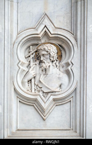 Der hl. Johannes der Täufer, Relief an der Fassade der Basilika von Santa Croce (Basilika des Heiligen Kreuzes) - berühmte Franziskanerkirche in Florenz, Italien Stockfoto