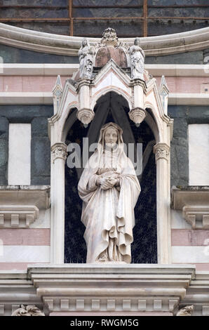 Statue auf dem Portal der Basilika Santa Croce (Basilika des Heiligen Kreuzes) - berühmte Franziskaner-Kirche in Florenz, Italien Stockfoto