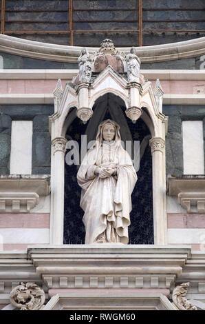 Statue auf dem Portal der Basilika Santa Croce (Basilika des Heiligen Kreuzes) - berühmte Franziskaner-Kirche in Florenz, Italien Stockfoto