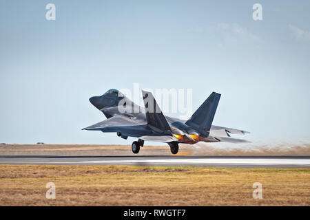 US Air Force F-22 Raptor im Flug, mit Flammen von Motoren, Fahrwerk sichtbar Stockfoto