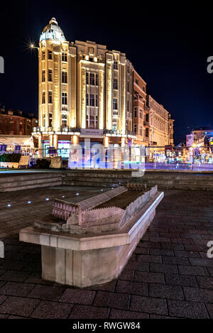 Stadt Plovdiv, Bulgarien - März 2019 - Nacht im Zentrum der Stadt mit Modell des antiken römischen Stadions vor - Europäische Kulturhauptstadt 2019 Stockfoto