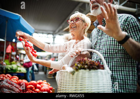 Senior shopping Paar mit Korb auf dem Markt. Gesunde Ernährung. Stockfoto