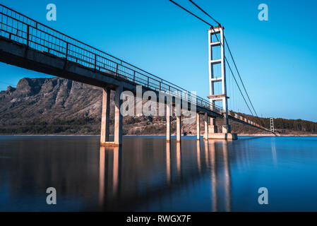 Die längste Hängebrücke in Bulgarien über Studen Kladenez Dam mit dem Abstand zwischen den beiden Türmen von 260 m. Der einzige Weg, Lisicite villag zu erreichen. Stockfoto