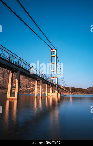Die längste Hängebrücke in Bulgarien über Studen Kladenez Dam mit dem Abstand zwischen den beiden Türmen von 260 m. Der einzige Weg, Lisicite villag zu erreichen. Stockfoto