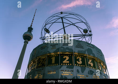 Low Angle Blick auf die Weltzeituhr in der Nähe von Germanys highests Gebäude, die Televiesion Tower am Alexander Platz in Berlin, Deutschland Stockfoto