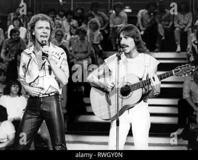 Hoffmann und Hoffmann, Deutsche Gesang Duo, Michael (3.12.1950) und Günter Hoffmann (4.10.1951 - 15.3.1984), halbe Länge, die Bühne in der Fernsehsendung "Ein Lied für München", Studio 4, Bayerischer Rundfunk, München, 19.3.1983, die Deutsche Vorentscheidung zum Eurovision Song Contest, Additional-Rights - Clearance-Info - Not-Available Stockfoto