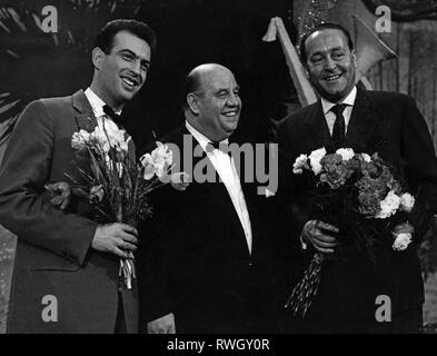 Hoop, Wyn, * 29.5.1936, deutsche Schlagersängerin, halbe Länge (links), Gewinner der deutschen Vorentscheidung zum Eurovision Song Contest, Rhein-Main-Halle, Wiesbaden, 6.2.1960, mit dem Komponisten Franz Josef Breuer und Willy Berking, Direktor des Dance Band des Hessischen Rundfunk, Additional-Rights - Clearance-Info - Not-Available Stockfoto