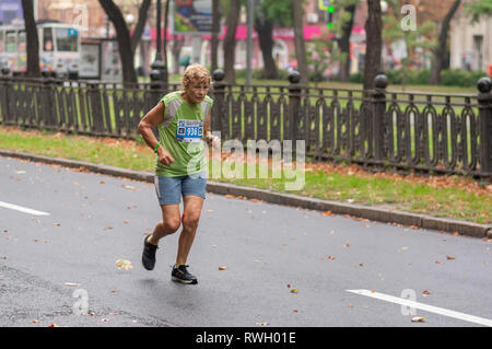 DNIPRO, UKRAINE - September 16, 2018: ältere Frau mit Blut Knie, auf einer Straße der Stadt in 21 km Entfernung von ATB Dnipro Marathon rieb r Stockfoto