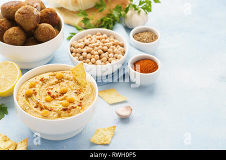 Im Nahen und Mittleren Osten oder arabische Gerichte und verschiedene Meze. Falafel, Hummus und pita. Halal essen. Stockfoto