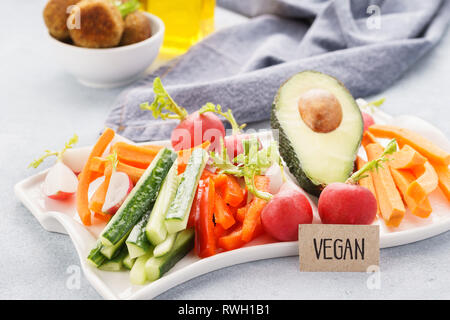 Verschiedene rohe Gemüsestangen und falafel. Gesunde vegane Ernährung Konzept. Stockfoto