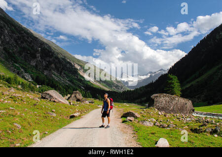 Junger Mann auf dem Weg zum Gipfel Kesskogel, in den österreichischen Alpen Stockfoto