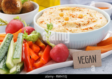 Hummus Dip serviert mit frischem Gemüse Sticks und falafel. Gesund Vegan essen. Stockfoto