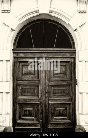 Vorderansicht eines alten hölzernen braunen Tür am Eingang des Hauses. Stockfoto