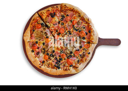 Blick von oben auf eine traditionelle italienische Pizza mit Schinken, Pilzen, Tomaten, Mozzarella, schwarzen Oliven auf einem Holzbrett und auf einem weißen Bac isoliert Stockfoto