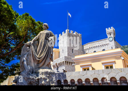 Skulptur Hommage ausländischer Kolonien in der Preis Palace, Fontvielle, Monte-Carlo, Monaco, Cote d'Azur, Côte d'Azur. Stockfoto