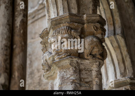 Ein Kapital von Kreuzgang der Kathedrale von San Salvador de Oviedo, Asturien, Spanien Stockfoto