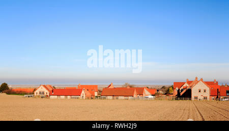 Einen Blick auf eine moderne Wohnsiedlung im traditionellen lokalen Stil in North Norfolk gebaut am Stadtrand von Blakeney, Norfolk, England, UK Europa. Stockfoto