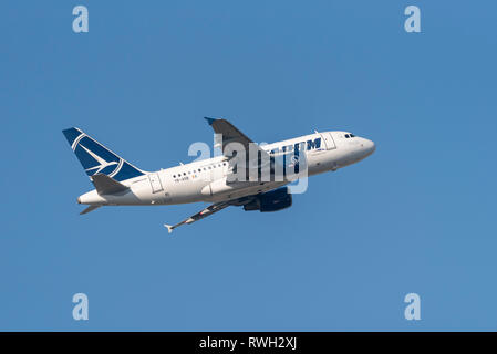 Tarom Airbus A318 Jet Flugzeug YR-ASB startet vom Flughafen London Heathrow, Großbritannien, in blauem Himmel Stockfoto