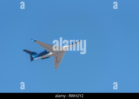 Gulfstream G650 Jet Flugzeug VP-BBF startet vom Flughafen London Heathrow, Großbritannien, in blauem Himmel. Registriert bei ESW Business Aviation Stockfoto