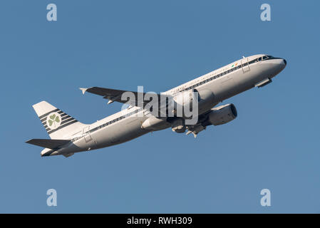 Aer Lingus Airbus A320 Retro-Lackierung Jet Flugzeug Flugzeug EI-DVM startet vom Flughafen London Heathrow, Großbritannien, in blauem Himmel Stockfoto