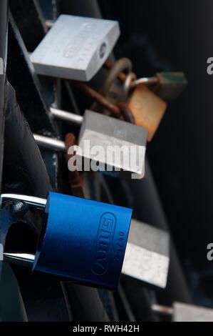 Vorhängeschlösser auf einem Zaun verwendet Liebe zu zeigen. Vorhängeschlösser sind tragbare Verriegelungen mit einem Schäkel. Main Vorhängeschloss nicht eingraviert. Stockfoto