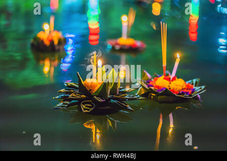 Loy Krathong Festival, die Menschen kaufen Blumen und Kerzen Licht auf Wasser schwimmen die Loy Krathong Festival in Thailand zu feiern. Stockfoto