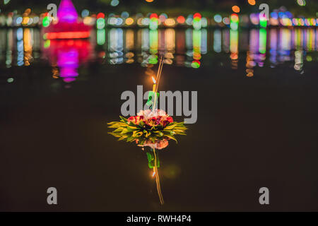 Loy Krathong Festival, die Menschen kaufen Blumen und Kerzen Licht auf Wasser schwimmen die Loy Krathong Festival in Thailand zu feiern. Stockfoto