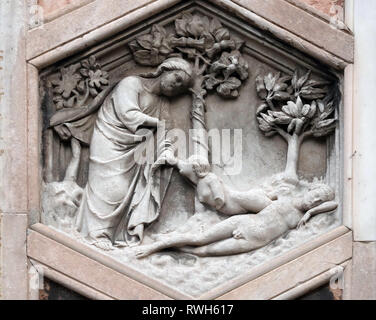 Schaffung von Eve von Andrea Pisano, 1334-36., Relief auf Giotto Campanile der Kathedrale Santa Maria del Fiore (Kathedrale der Heiligen Maria der Blume), Stockfoto