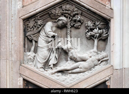 Schaffung von Eve von Andrea Pisano, 1334-36., Relief auf Giotto Campanile der Kathedrale Santa Maria del Fiore (Kathedrale der Heiligen Maria der Blume), Stockfoto