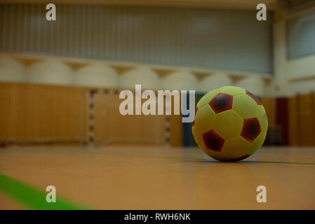 Soccer Ball in einen modernen Fitnessraum Stockfoto