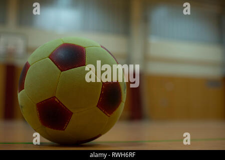 Soccer Ball in einen modernen Fitnessraum Stockfoto