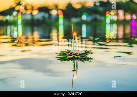 Loy Krathong Festival, die Menschen kaufen Blumen und Kerzen Licht auf Wasser schwimmen die Loy Krathong Festival in Thailand zu feiern. Stockfoto