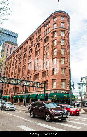 DENVER, Colorado - APRIL 30. 2018: Street Scene von der Innenstadt von Denver Colorado mit historischen Brown Palace Hotel und Spa in Aussicht Stockfoto