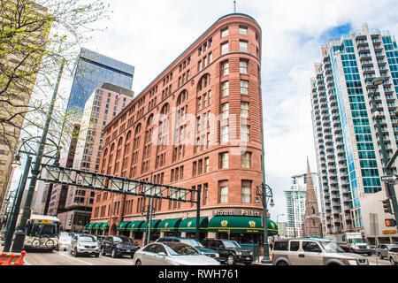 DENVER, Colorado - APRIL 30. 2018: Street Scene von der Innenstadt von Denver Colorado mit historischen Brown Palace Hotel und Spa in Aussicht Stockfoto