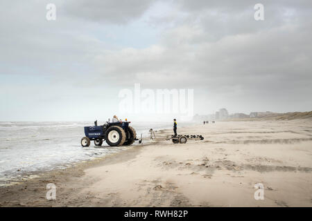 Oostduinkerke, Belgien - 9. Februar 2019 - Ein Traktor am Strand Stockfoto