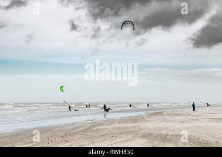 Nieuwpoort, Belgien - Februar 9, 2019 - kiter am Strand Stockfoto