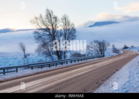 Schwierige Fahrbedingungen auf A82 Straße auf der Winter mit Schnee und eisigen Nebels an Rannoch Moor, Highlands, Schottland im Winter Stockfoto