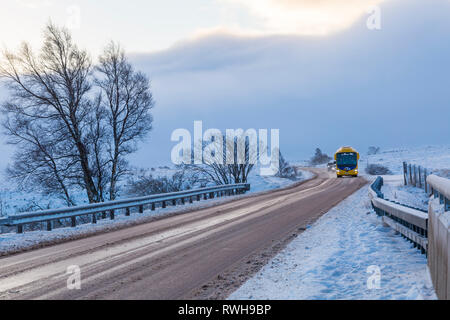 Scottish citylink irizar Bus 916 bis 82 Uig entlang einer Straße, die auf der Winter mit Schnee um an Rannoch Moor, Highlands, Schottland im Winter Stockfoto