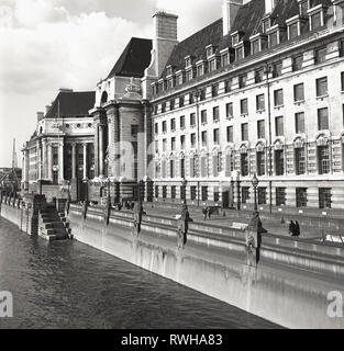 1950, Ansicht von Westminster Bridge der County Hall, mit Blick auf die Themse, auf der South Bank in London. Zu dieser Zeit ist die Büros der LLC, die 'London County Council' und dann von 1965, die GLC,, 'Greater London Council". Das LCC war die wichtigste lokale Regierung Körper für die Grafschaft von London und war die grösste und fortschrittlichste Englisch kommunale Behörde seines Tages. Stockfoto