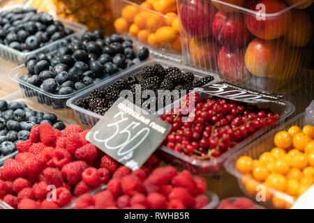 Gesundes Essen. Markt. Preis. Beeren auf Verkauf. Frische Lebensmittel. Vegan. Green Food. Lecker. Lecker. Lecker. Vegetarisch. Gutes Essen. Hand gemacht. Home Kochen. Stockfoto